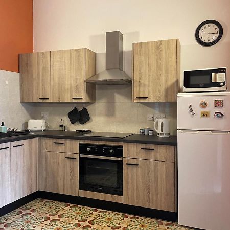 Parisio One Bedroom Maisonette In Слима Екстериор снимка